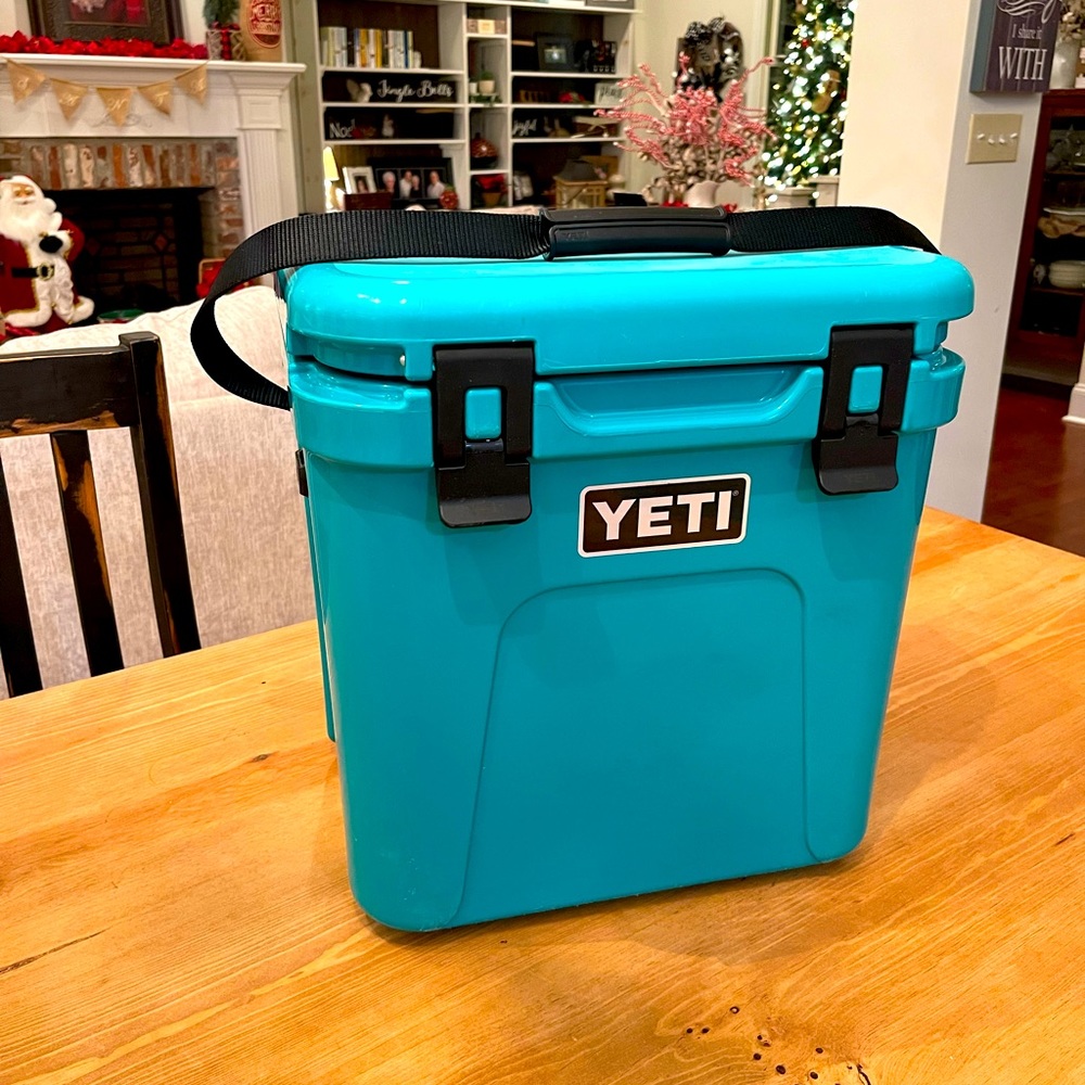 YETI Roadie 24 Hard Cooler Aquifier Blue